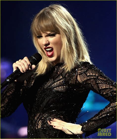 taylor swift super bowl outfit
